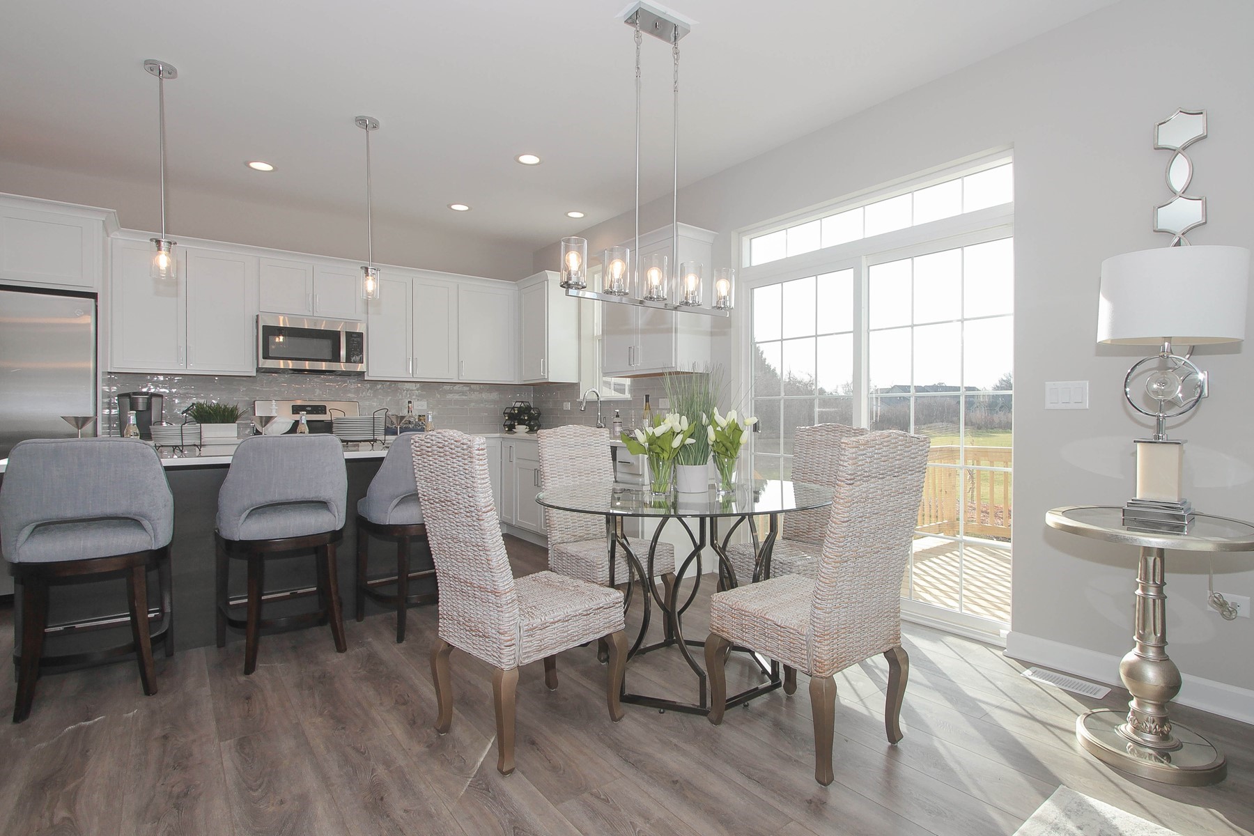 In the Geneva model, casual dining can be enjoyed in the dinette, at the breakfast bar or on the deck.